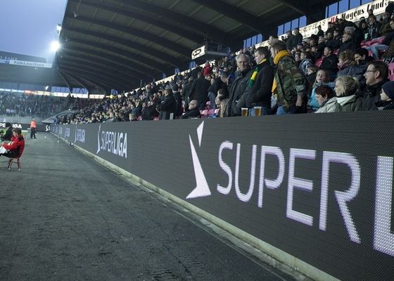 Placas conduzidas exteriores portáteis do perímetro P6.67 para os estádios IP65 impermeável dos esportes