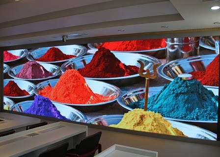 2 mm Indoor LED Display High Resolution Video Wall para publicidade de Shopping Mall