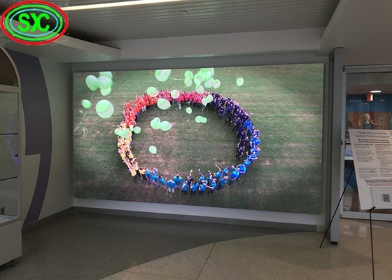 Display curvo LED Screen Window Panel Slim Advertisement Storefront Filme de mídia transparente LED Display de janela digital