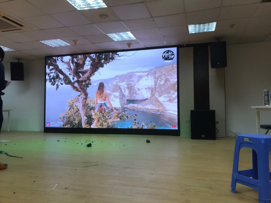 P2 display LED de pequeno pixel com tom de luz LED de cores inteiras e flexível RGB, armário de 640x640mm,1300 nit de brilho