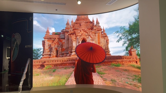 P2.5 Painel de visualização de vídeo LED interior com alta taxa de atualização de publicidade Telas publicitárias 640x640mm para parede de publicidade, 3840 taxa de atualização, suporte a design curvo