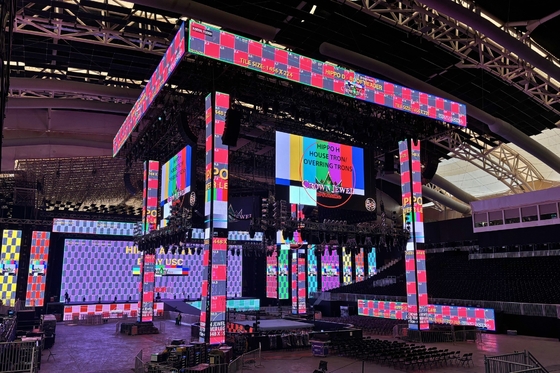 Ecrã curvo Ultra-Clar High Refresh Rate 400x300mm LED Cabinet Display, três em um Full Color