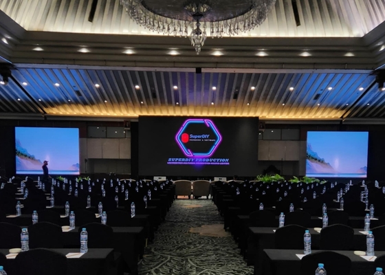 Full Color 1R1G1B Pixel Composition Glue On Board LED Screen com 100 anos de vida útil e tamanho do gabinete 640*640MM