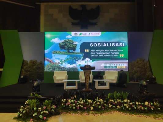 Full Color 1R1G1B Pixel Composition Glue On Board LED Screen com 100 anos de vida útil e tamanho do gabinete 640*640MM