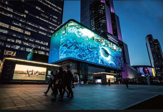 Display LED de alta resolução p10 exterior em cores completas com desempenho estável para sinal de transmissão de TV 10mm Pitch de pixels 7000 cd/m2 Brilho 16.7 milhões de cores IP65/IP54 Proteção 800W/m2 Potência máxima