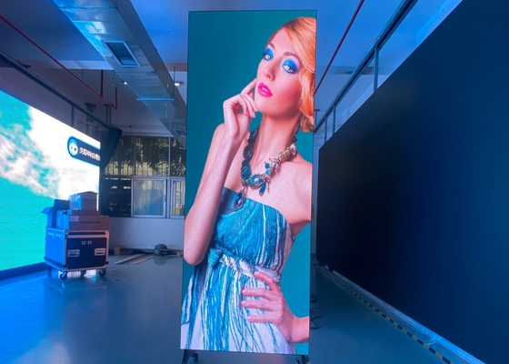 Ecrã de cartaz Ecrã vertical de publicidade P2.5 Pequeno passo Smart Indoor 1R1G1B Ecrã LED HD