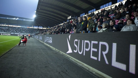 Placares de LED para Estádios Esportivos em Aço Laminado a Frio com Resolução de 40000 Pixel/m² para Eventos em Larga Escala