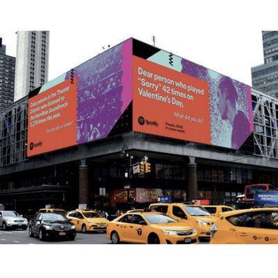 Display LED colorido para exterior, resistente às intempéries, oferecendo cores vibrantes e longa vida útil para publicidade externa