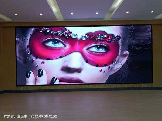 Ecrãs LED de palco que oferecem exibição de vídeo de alta definição com instalação de bloqueio rápido e suporte para até 50 unidades penduradas