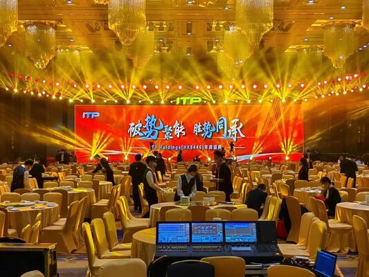 Ecrãs LED de palco com alta resolução e brilho com design modular para instalação e transporte durante eventos ao ar livre