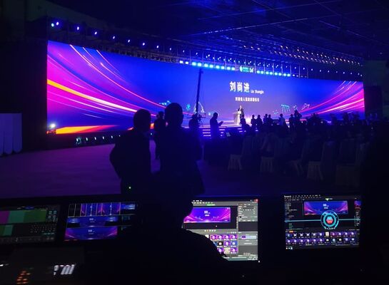 Ecrãs LED de palco com tamanho de módulo de 250 por 250 milímetros e instalação rápida adequadas para publicidade e eventos ao ar livre