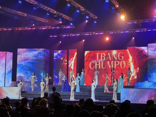 Ecrãs LED de palco com tamanho de módulo de 250 por 250 milímetros e instalação rápida adequadas para publicidade e eventos ao ar livre