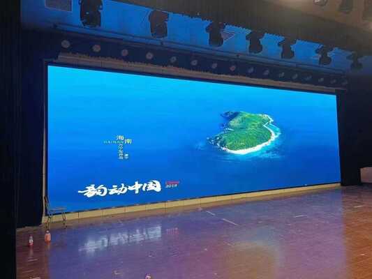 Display LED Interno Full Color Oferecendo Altas Taxas de Atualização de 3840 Hertz para Exibição de Vídeo Sem Cintilação e Suave