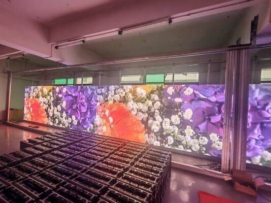 Telão LED colorido p2.5 interno com tamanho de gabinete compacto e alta densidade de pixels para apresentações visuais internas detalhadas