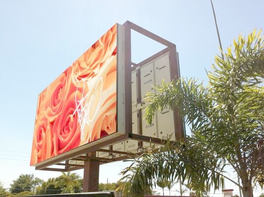 LED de publicidade exterior Panéis de exibição LED de cor completa com coluna