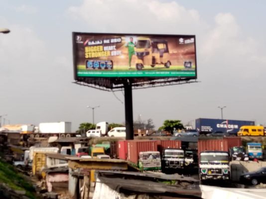 Display LED de coluna única em cores completas P10 LED Screen de aluguer Billboard Garantia de 3 anos