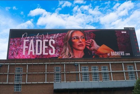 10 mm ou mais Alta taxa de atualização Sem fantasmas 3840hz Publicidade LED Billboard