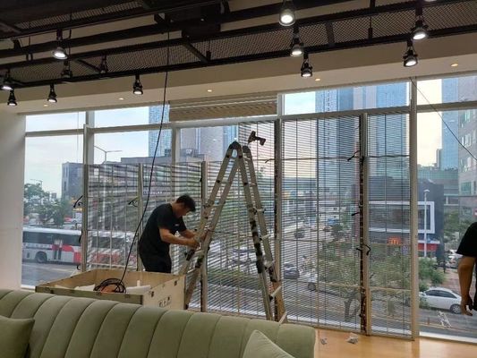 Ecrã LED transparente P3.91-7.82 Janela de vidro de cores completas montada para jóias
