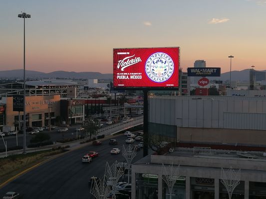 Display LED a cores exteriores com ângulo de visão de 120° e processamento de sinal de 10 ou 14 bits P6 2020 6mm 27778 pixels/m2