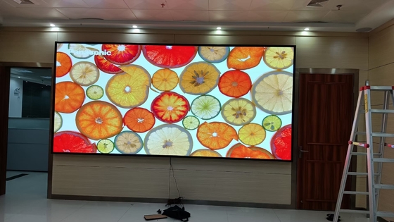 Display LED Full Color Indoor Tecnologia SMD P3 3840Hz Alta Refrescagem 111111 Pixels/m2 e 900cd/m2 Balanço de Branco