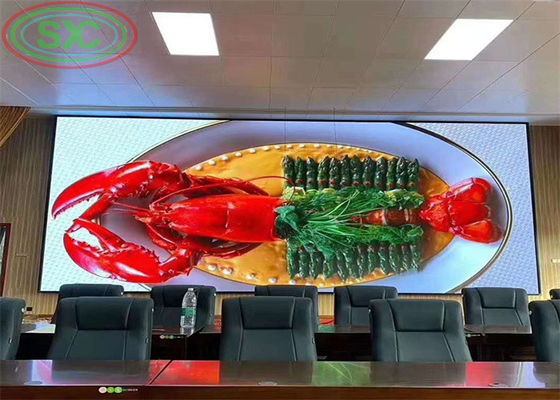 Instalação fixa de parede LED P5 interior com uma frequência de atualização de 3840 Hz para salas de reuniões