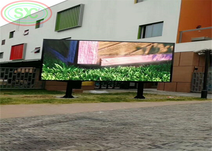 Exposição de diodo emissor de luz exterior da cor completa P 10 com as colunas para anunciar