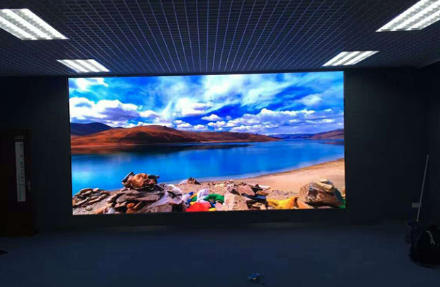Ecrã LED de aluguer de interior pendurado SMD, P2 sinalização LED a cores 3 anos de garantia