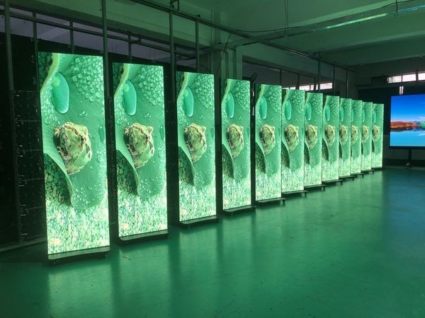 Dimensão do ecrã 680x2000mm LED Poster Display com configuração de cores 1R1G1B e tamanho do módulo 320x160mm
