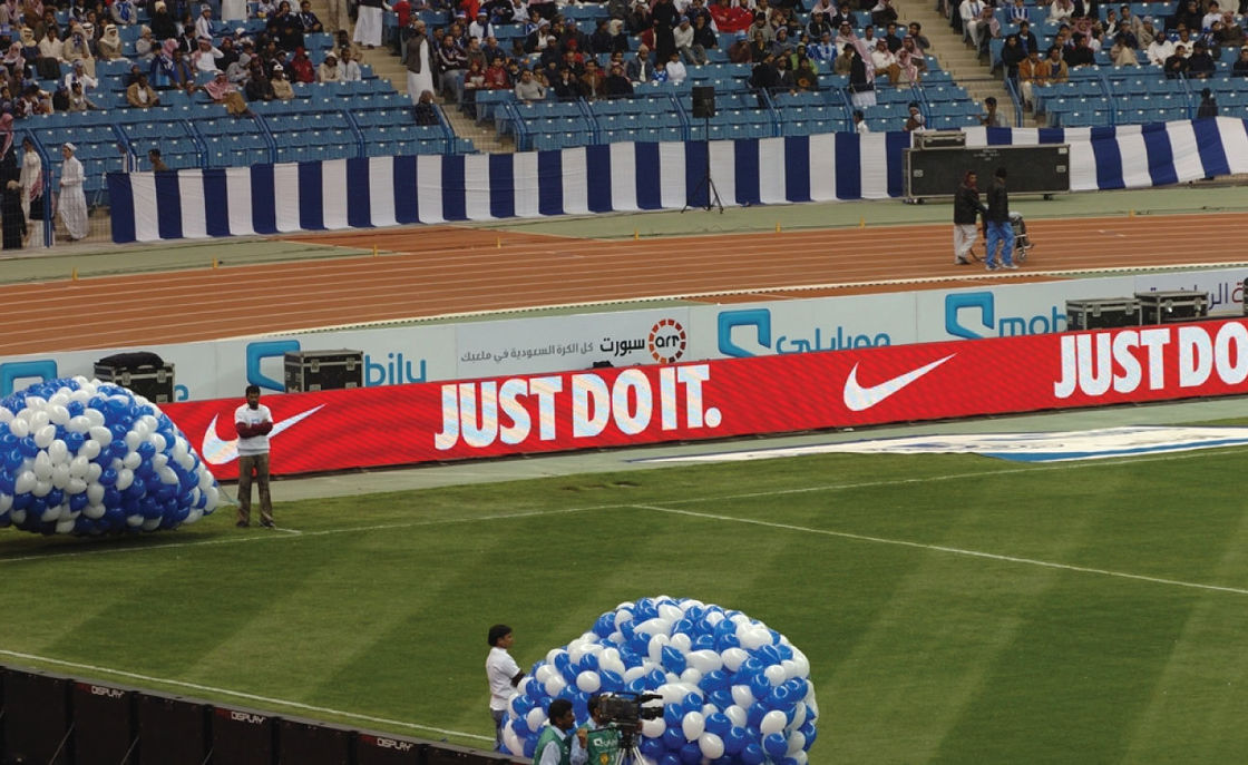 Tela LED de Estádio com Classificação IP65 5000:1 Relação de Contraste Taxa de Quadros de 60Hz para Experiência de Visualização Ideal