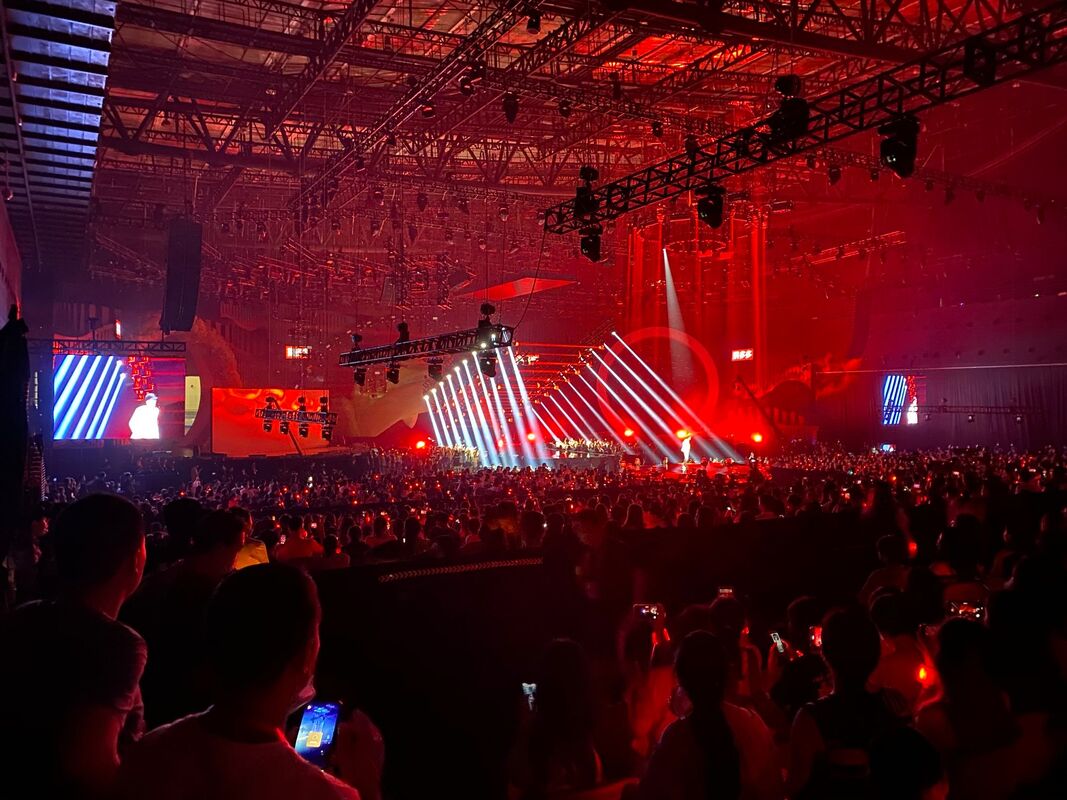 Ecrãs LED de palco com tamanho de módulo de 250 por 250 milímetros e instalação rápida adequadas para publicidade e eventos ao ar livre