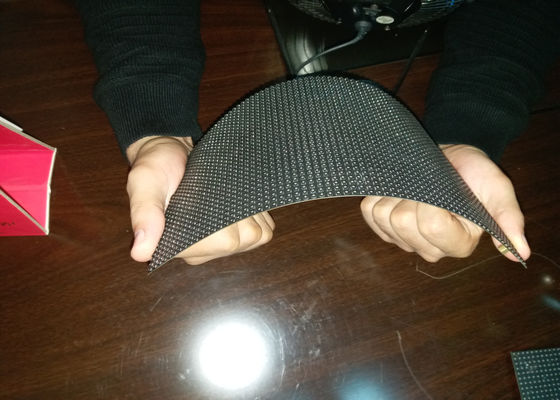 Bom preço A exposição conduzida macia interna de HD P4 SMD, 1/16 das varreduras curvadas conduziu os módulos flexíveis conduzidos internos da exposição on-line