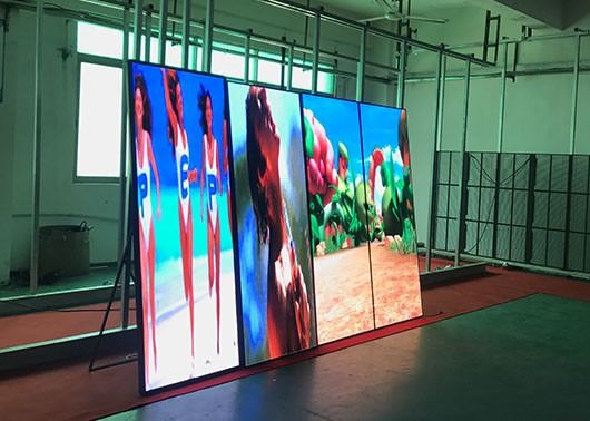 Exibição de cartazes LED P2mm Pitch com chips SMD2121 e material de painel de alumínio leve