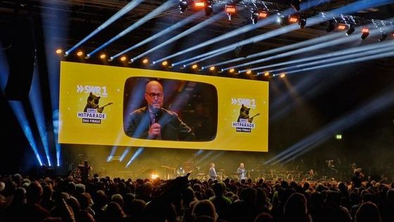 Display LED de passo fino padrão CE/ROHS/FCC com gabinete de alumínio fundido a moagem e tipo de lâmpada SMD2121