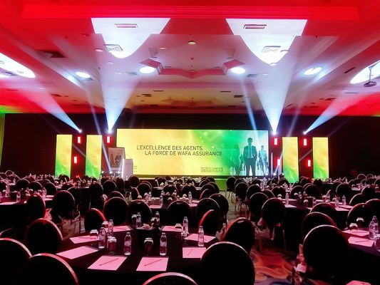 Display LED de alta resolução com luminosidade de 1000CD/m2 e norma CE/ROHS/FCC