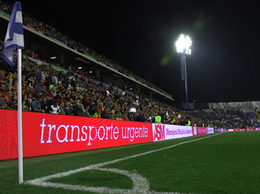 Rectificação Painéis de resultado LED do estádio esportivo que incorporam o pacote de pixels SMD2727, garantindo visuais precisos e durabilidade em instalações esportivas